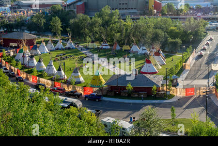 Panoramablick auf die das Calgary Stampede bei Sonnenuntergang in Calgary, Alberta. Das Calgary Stampede ist oft der größte Außenpool auf der Erde bezeichnet. Stockfoto