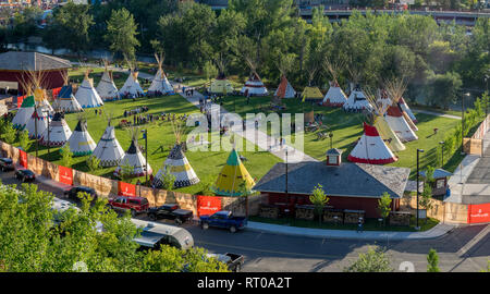 Panoramablick auf die das Calgary Stampede bei Sonnenuntergang in Calgary, Alberta. Das Calgary Stampede ist oft der größte Außenpool auf der Erde bezeichnet. Stockfoto