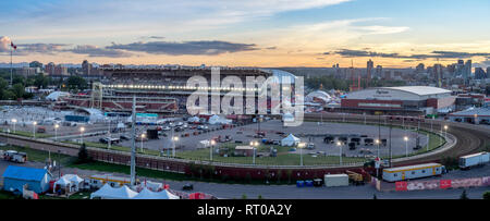 Panoramablick auf die das Calgary Stampede bei Sonnenuntergang in Calgary, Alberta. Das Calgary Stampede ist oft der größte Außenpool auf der Erde bezeichnet. Stockfoto