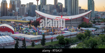 Panoramablick auf die das Calgary Stampede bei Sonnenuntergang in Calgary, Alberta. Das Calgary Stampede ist oft der größte Außenpool auf der Erde bezeichnet. Stockfoto