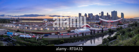 Panoramablick auf die das Calgary Stampede bei Sonnenuntergang in Calgary, Alberta. Das Calgary Stampede ist oft der größte Außenpool auf der Erde bezeichnet. Stockfoto