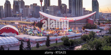 Panoramablick auf die das Calgary Stampede bei Sonnenuntergang in Calgary, Alberta. Das Calgary Stampede ist oft der größte Außenpool auf der Erde bezeichnet. Stockfoto