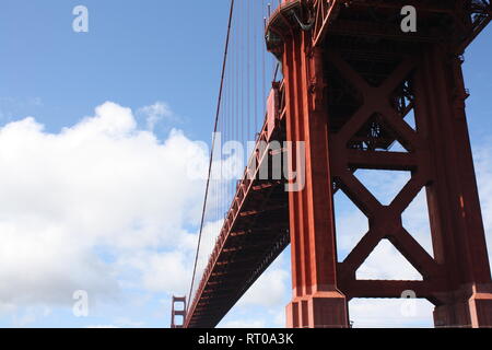 San Francisco Bridge von unten Winkel mit einem hellen, schönen Himmel. Der Kontrast in der Natur des Himmels und Fett Metall der Brücke ist fesselnd. Stockfoto