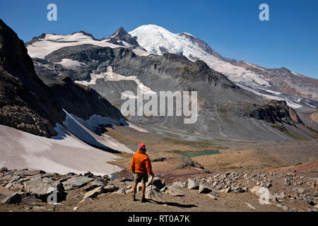 WA 15803-00 ... WASHINGTON - Wanderer auf der Wonderland Trail unter Pfannenstiel Lücke im Mount Rainier National Park. Stockfoto