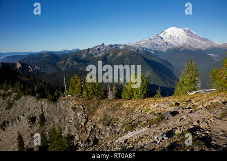 WA 15813-00 ... WASHINGTON - Cowlitz Schornsteine, Cowlitz Teilen, Goat Island Berge und den Mount Rainier von Crystal Peak in Mount Rainier National gesehen Stockfoto
