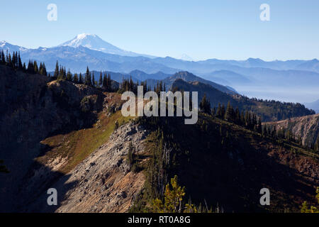 WASHINGTON - Blick auf den Mount Adams und Mount Hood wie ein Lauffeuer Rauch füllt die Täler von Gipfel des Crystal Peak in Mt Rainier National Park. Stockfoto