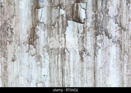 Verwitterte schmutzigen weißen Wand Textur mit gerissenen und als Flocken Farbe Stockfoto