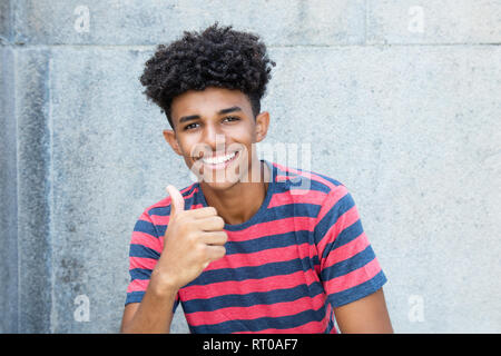 African American junger erwachsener Mann mit Daumen hoch im Sommer Stockfoto