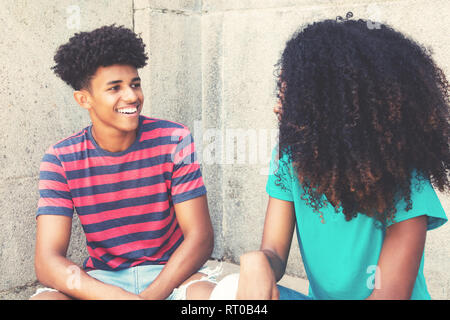 African American junger Erwachsener hipster Mann Flirten mit Frau draußen im Vintage Retro Look. Stockfoto