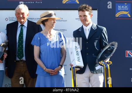 Prinzessin Anne mit Francis Whittington, Britische Anfänger Meister, bei der Preisverleihung am Samstag Abend. Stockfoto