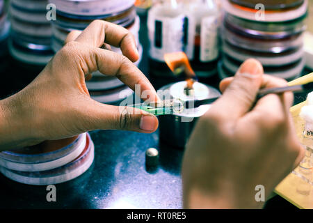 Bakterielle Inokulation in einem Reagenzglas agar gelb Kultur Medien ...