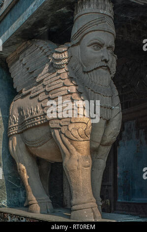 20-Dez-2009 Lamassu Skulptur - Mensch - vorangegangen geflügelten Stier am Eingang zum Feuer Tempel im Fort, Mumbai, Maharashtra, Indien. Feuer Tempel in Zoroastrischen Stockfoto