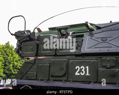 Slavjansk, Ukraine - 20. Juni 2016: Eine Flugabwehrrakete system BUK, Transport eines Gefechts Fahrzeug durch die Stadt zu den anti-terroristischen Ope Stockfoto