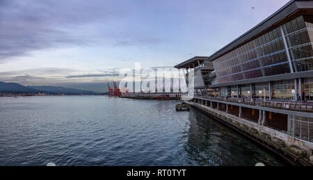 Downtown Vancouver, British Columbia, Kanada - 31. Dezember 2018: Panoramablick auf Vancouver Convention Center während Silvester. Stockfoto