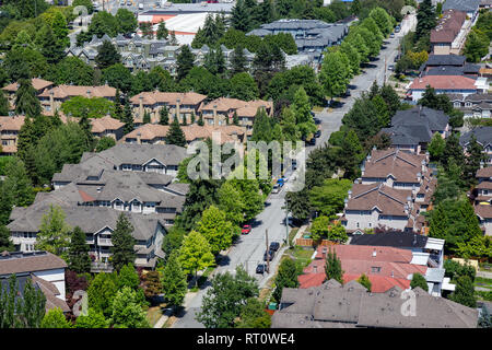 Luftaufnahme von Wohnhäusern in den Vororten an einem sonnigen Sommertag. In Burnaby, Vancouver, BC, Kanada. Stockfoto