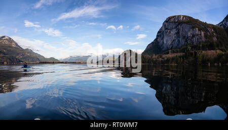 Schöne Panoramasicht kanadischen Landschaft Blick auf eine beliebte Sehenswürdigkeit, Chief Mountain, während einer bewölkt sonniger Tag. In Squamish, nördlich von Vancouver, B genommen Stockfoto