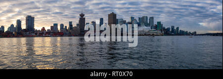 Vancouver, BC, Kanada - Dezember 24, 2018: Panoramablick auf einem modernen Stadtzentrum Stadt während einer lebendigen winter Sonnenuntergang. Stockfoto