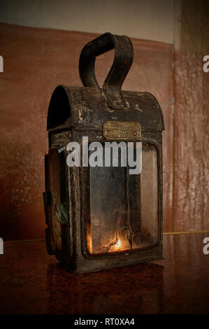 30-Jan02010 Vintage Zinn deutsche Bergleute Karbid Lampe - IDAR sabarkantha Bezirk GUJARAT INDIEN Stockfoto