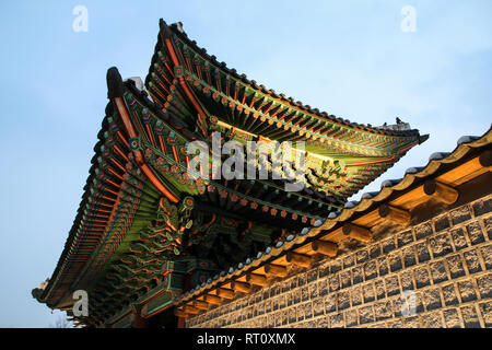 Ein Detail, das Bild von einem traditionellen hölzernen Dach eines koreanischen Palace. Sie können die Ornamente und Verzierungen. Stockfoto