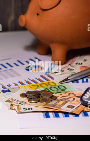Sparschwein auf Geld, Euro Rechnungen und bussiness Berichte Stockfoto