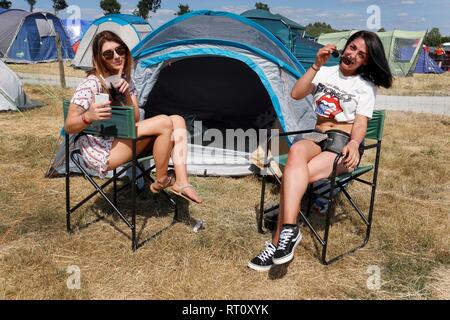 Freunde Camping in der Scheune auf dem Bauernhof Festival, über die Farm, in der Nähe von Gloucester, dieses Wochenende. 7. Juli 2018 Bild von Andrew Higgins - Tausend nicht Stockfoto