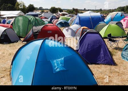 Hunderte von Zelten in der Scheune auf dem Bauernhof Festival, über die Farm, in der Nähe von Gloucester, dieses Wochenende. 7. Juli 2018 Bild von Andrew Higgins - Tausend Stockfoto