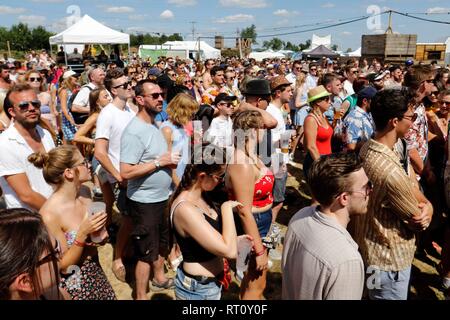 Große Massen an der Scheune auf dem Bauernhof Festival, über die Farm, in der Nähe von Gloucester, dieses Wochenende. 7. Juli 2018 Bild von Andrew Higgins - tausend Wort mir Stockfoto