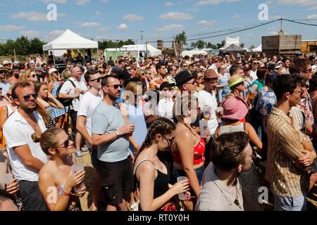 Große Massen an der Scheune auf dem Bauernhof Festival, über die Farm, in der Nähe von Gloucester, dieses Wochenende. 7. Juli 2018 Bild von Andrew Higgins - tausend Wort mir Stockfoto