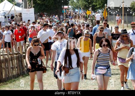 Hunderte von FESTIVALGOERS an der Scheune auf dem Bauernhof Festival, über die Farm, in der Nähe von Gloucester, dieses Wochenende. 7. Juli 2018 Bild von Andrew Higgins-T Stockfoto