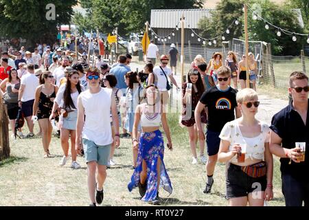 Hunderte von FESTIVALGOERS an der Scheune auf dem Bauernhof Festival, über die Farm, in der Nähe von Gloucester, dieses Wochenende. 7. Juli 2018 Bild von Andrew Higgins-T Stockfoto