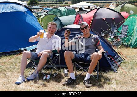 Ein oder zwei auf dem Campingplatz an der Scheune auf dem Bauernhof Festival, über die Farm, in der Nähe von Gloucester, dieses Wochenende. 7. Juli 2018 Bild von Andrew Higgins Stockfoto