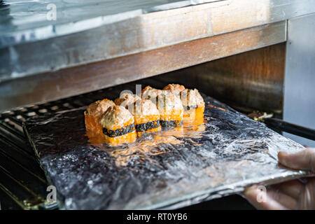 Japanische gebacken. Backen rollen. Platte zum Rösten rollen. Stockfoto