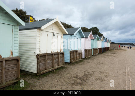 Umkleidekabinen am Strand entlang Avon Strand, Mudeford, Christchurch, Dorset, Großbritannien Stockfoto