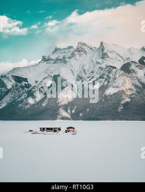 Malerische Lake Minnewanka im Banff National Park im Winter (Alberta, Kanada) Stockfoto