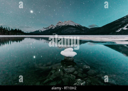 Spray Lakes in der Nacht im Winter in der nähe von Canmore, Alberta, Kanada Stockfoto