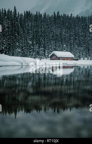 Winter Berg Reflexion im ruhigen Wasser am Lake Louise, Banff National Park, Alberta, Kanada Stockfoto