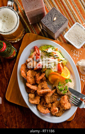 Panierte Garnelen Schüssel mit Reis, Salat und ein Bier Stockfoto