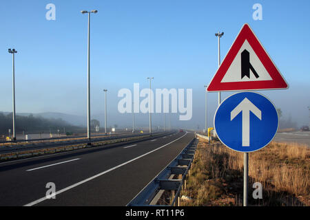 Zeichen in nebelige Autobahn in Kroatien Stockfoto