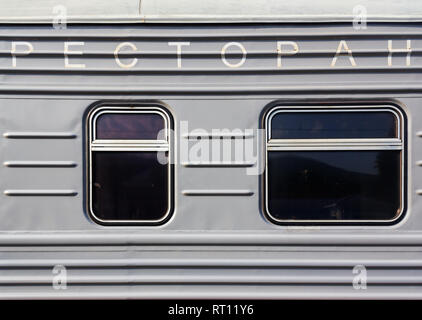 Wagen mit der Aufschrift im Russischen Restaurant Stockfoto