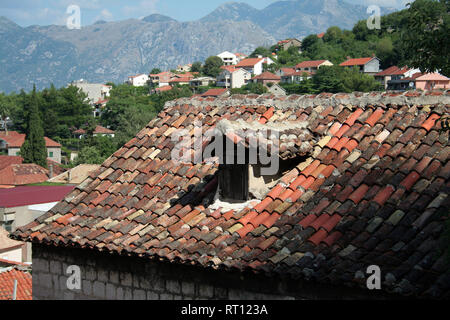 Alte rooftiles auf dem alten Haus (Kotor, Montenegro) Stockfoto