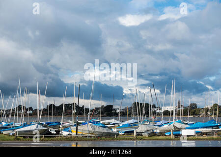 Blick auf die Boote, Schlauchboote in Mudeford Quay, Christchurch Harbour, Dorset, Großbritannien Stockfoto