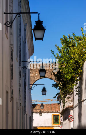 Bögen in der Straße von Moeda in Evora, Portugal Stockfoto