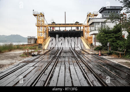 Perspektivische Ansicht der Bahn Rampe für industrielle Ro-Ro-Schiffe verladen. Varna rail ferry Komplex, Bulgarien Stockfoto