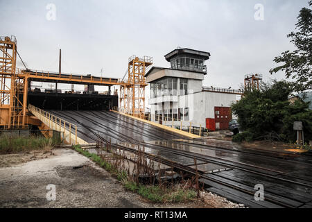 Eisenbahn Rampe für industrielle Ro-Ro-Frachtschiffe laden. Varna rail ferry Komplex, Bulgarien Stockfoto