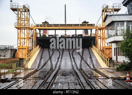 Eisenbahn-Rampe für industrielle RoRo-Schiffe laden. Varna Schiene Fähre Komplex, Bulgarien Stockfoto