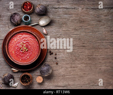 Kalten Sommer rote Rüben Suppe auf Holztisch. rustikalen Stil Stockfoto