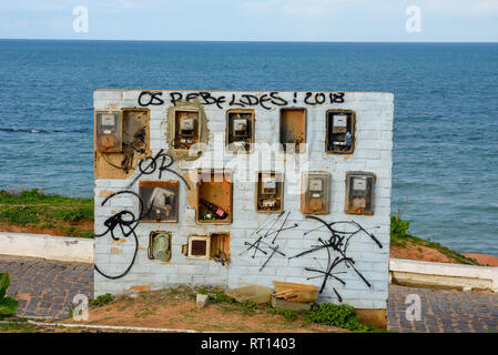 Alte und defekte Stromzähler Kartons auf einer Wand vor dem Meer auf Brasilien Stockfoto