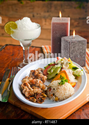 Garnelen platter mit Knoblauchsauce, Reis, Salat und ein Kalk Margarita Stockfoto