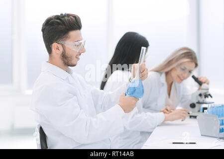 Gruppe von Wissenschaftlern untersucht, die Flüssigkeit im Labor Stockfoto