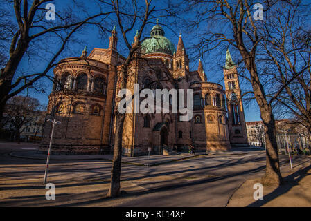 Wien, Österreich - 25. Dezember 2017. St. Antonius Kirche im Byzantinischen oder Architektur im neuromanischen Stil erbaut. Fassade aus Backstein katholischen Stockfoto